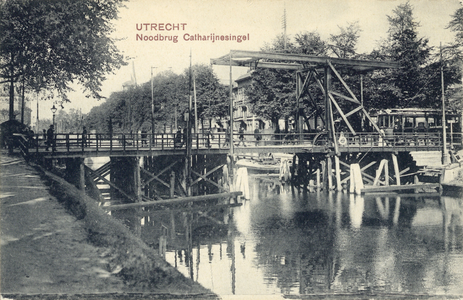 2139 Gezicht op de Catharijne(nood)brug over de Stadsbuitengracht te Utrecht.